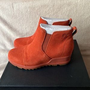 Sorel WOMEN'S EVIE PULL-ON SUEDE BOOTIE (size 8)